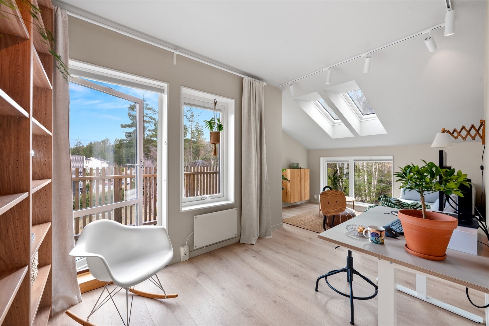 Lys og trivelig stue/kontor i 2. etasje etter behov eller ønske. Utgang til balkong. Store vindusflater som bidrar til rikelig med naturlig lys. Galleribilde