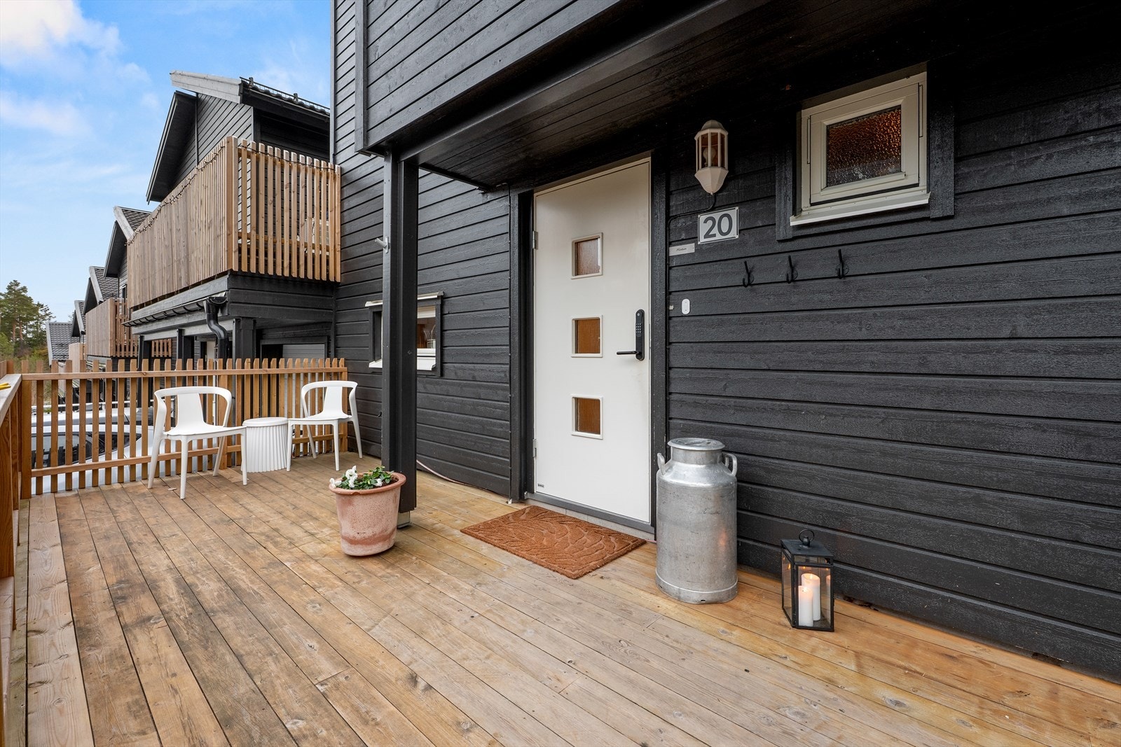 Terrasse ved inngangspartiet er på ca. 13,8 kvm. Galleribilde