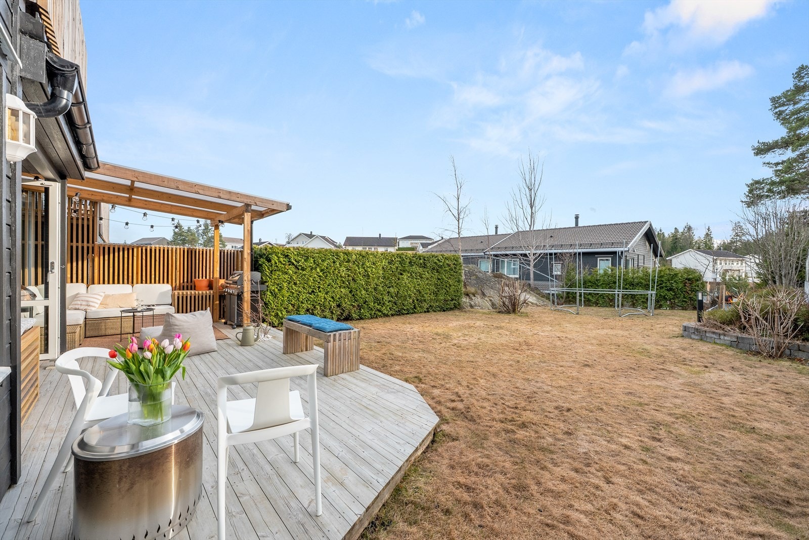 Her kan man plukke blåbær, tyttebær og markjordbær fra egen hage. Det er flere frukttrær og bærbusker (rips, eple og drue). Galleribilde