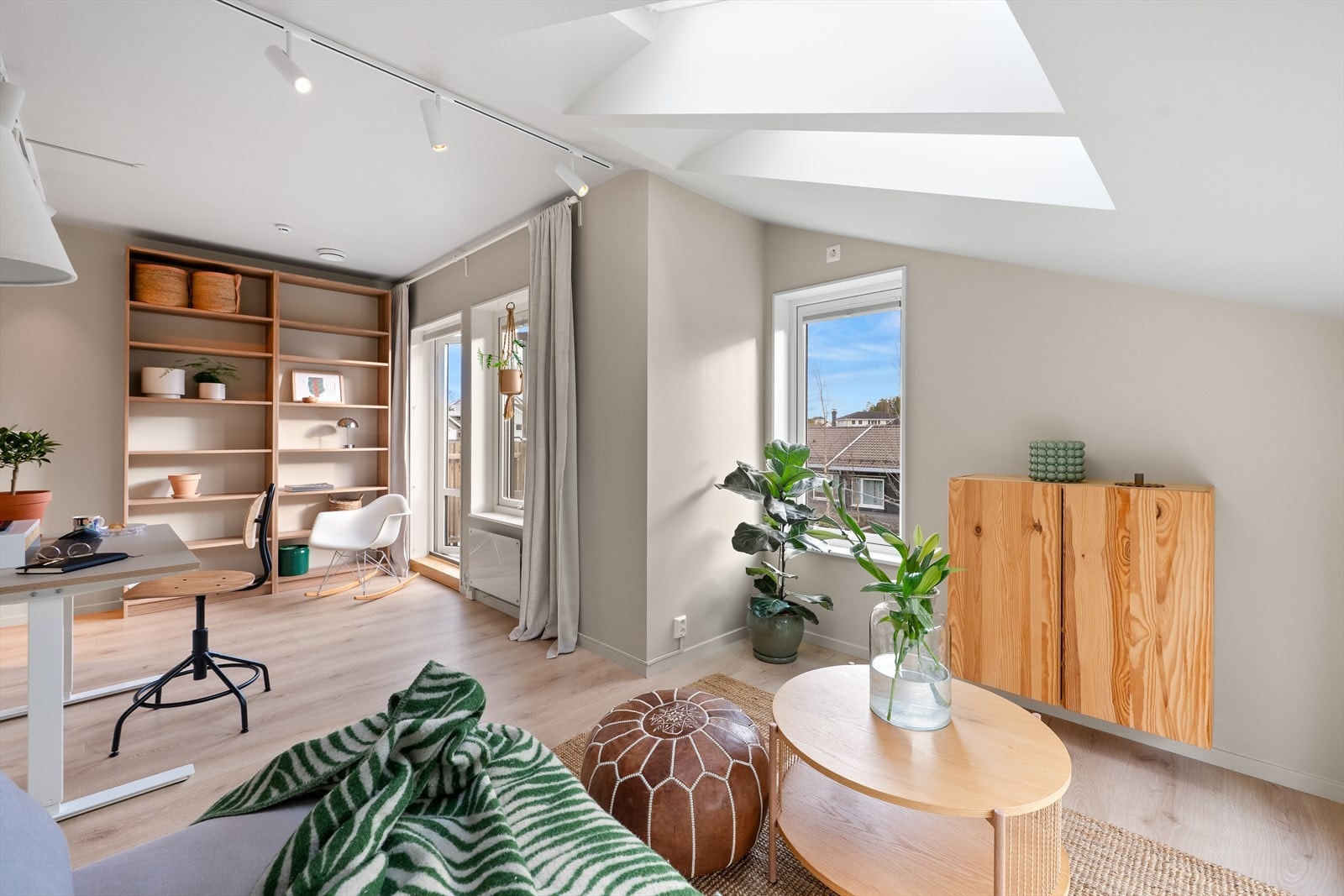 Rommet egner seg godt til sofamøblement, og fungerer både som et sosialt område der barna kan ta med seg venner, eller som et praktisk hjemmekontor - alt etter behov. Galleribilde