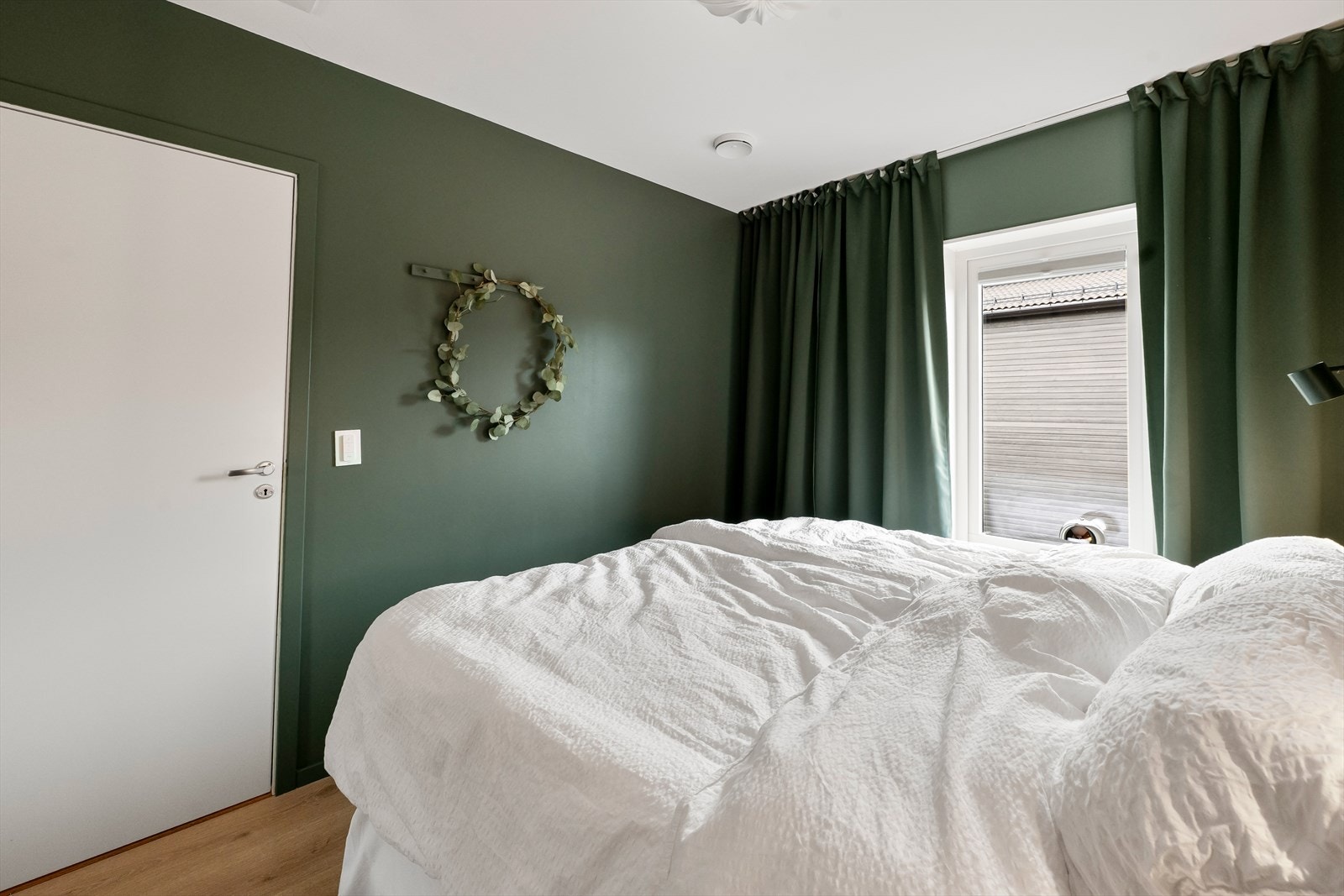 Boligen har totalt tre soverom av god størrelse med plass til dobbeltseng, nattbord og øvrig møblement. Galleribilde