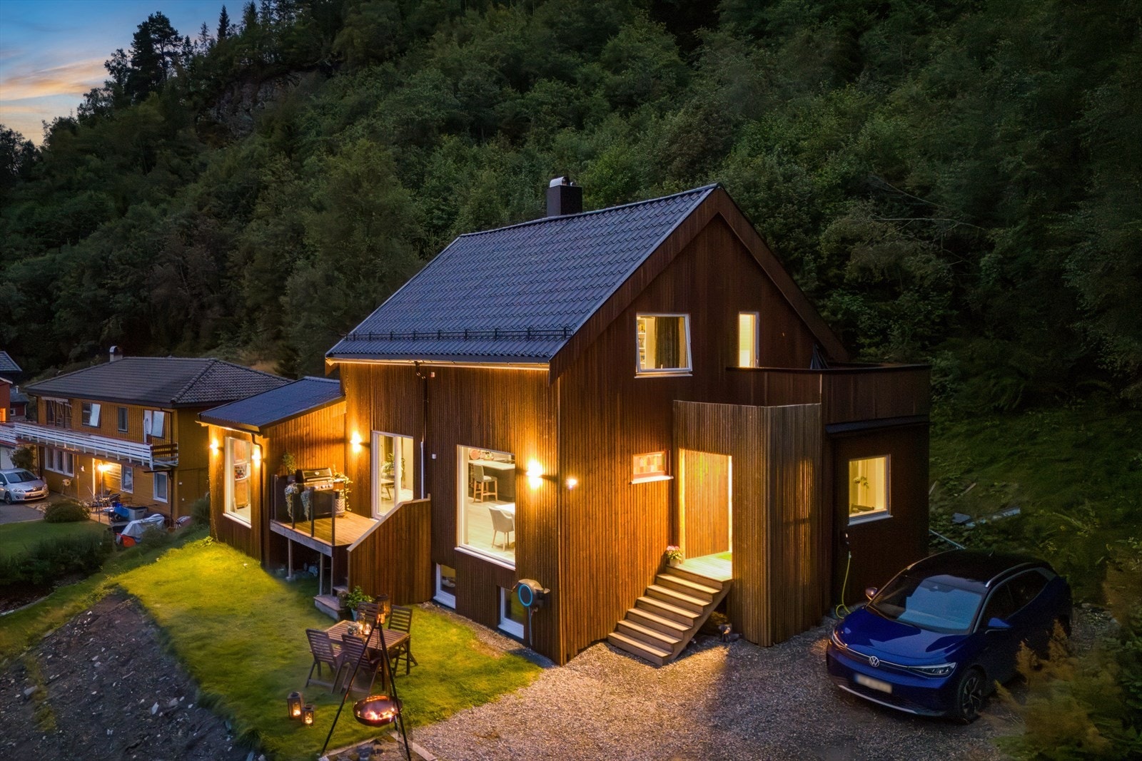 Huset er utvendig bl.a. oppgradert med ny drenering, nytt tak, ny kledning og nye vinduer. Overbygget og nytt inngangsparti med ny trapp tilknyttet dette fra 2025. Galleribilde