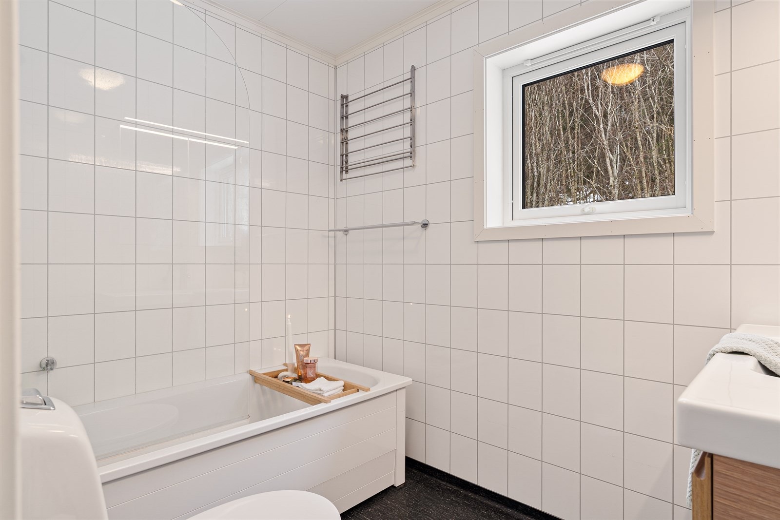 Badet i 2. etasje er fra 2012, har varme i gulvet, og er utstyrt med badekar, klosett og servant med skapløsning. Galleribilde