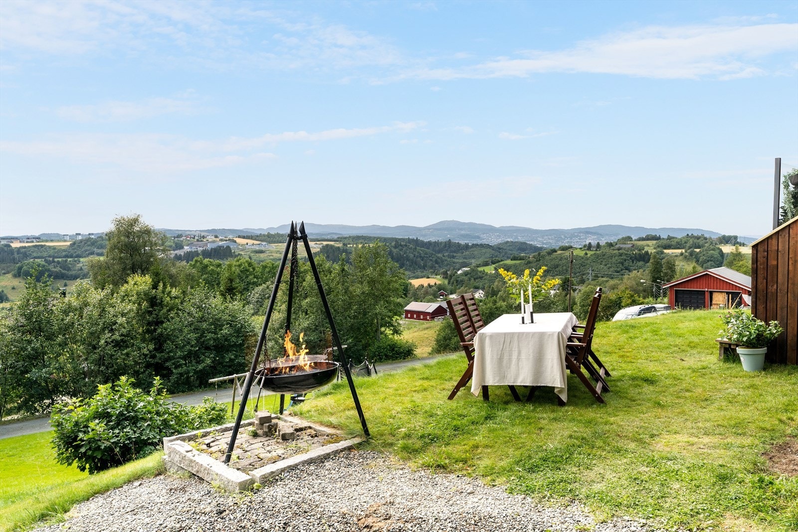 Tomta er forøvrig selveid og måler 1476,2 kvm. Galleribilde