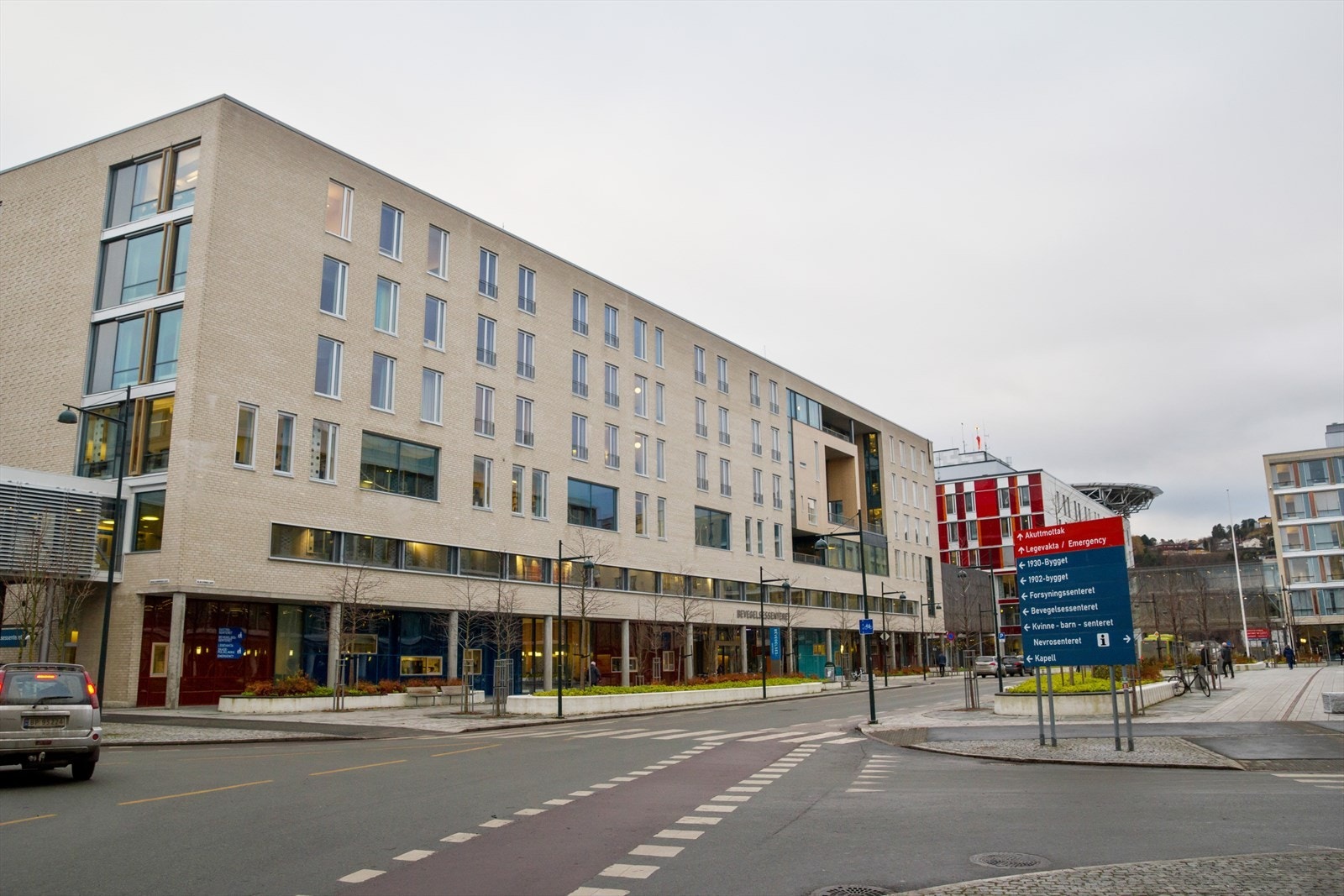 Byens store studie- og arbeidssteder ligger kun en kort biltur unna. Fra bussholdeplassen "Folda", som ligger ca 50 meter fra ytterdøra, kan man ta buss inn til byen på drøyt 20 minutter. Galleribilde