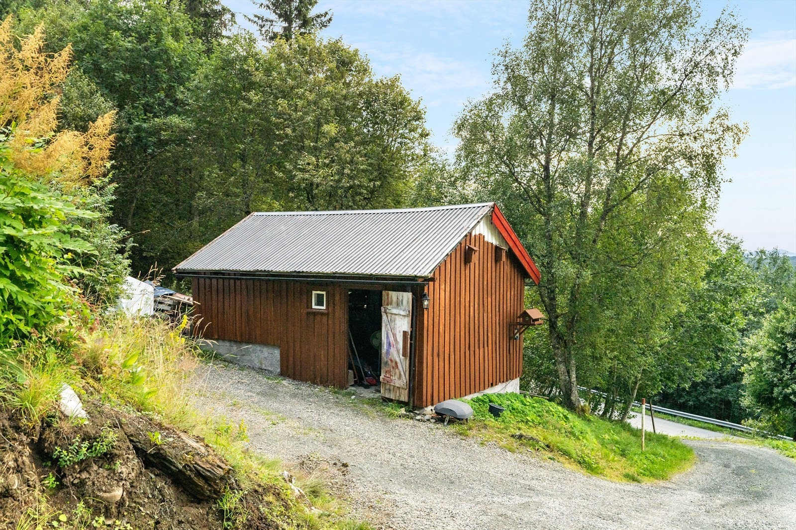Uteboden er i noe sliten forfatning, men byr på godt lagringsrom for sesongvarer, ski, sykler m.v. Galleribilde