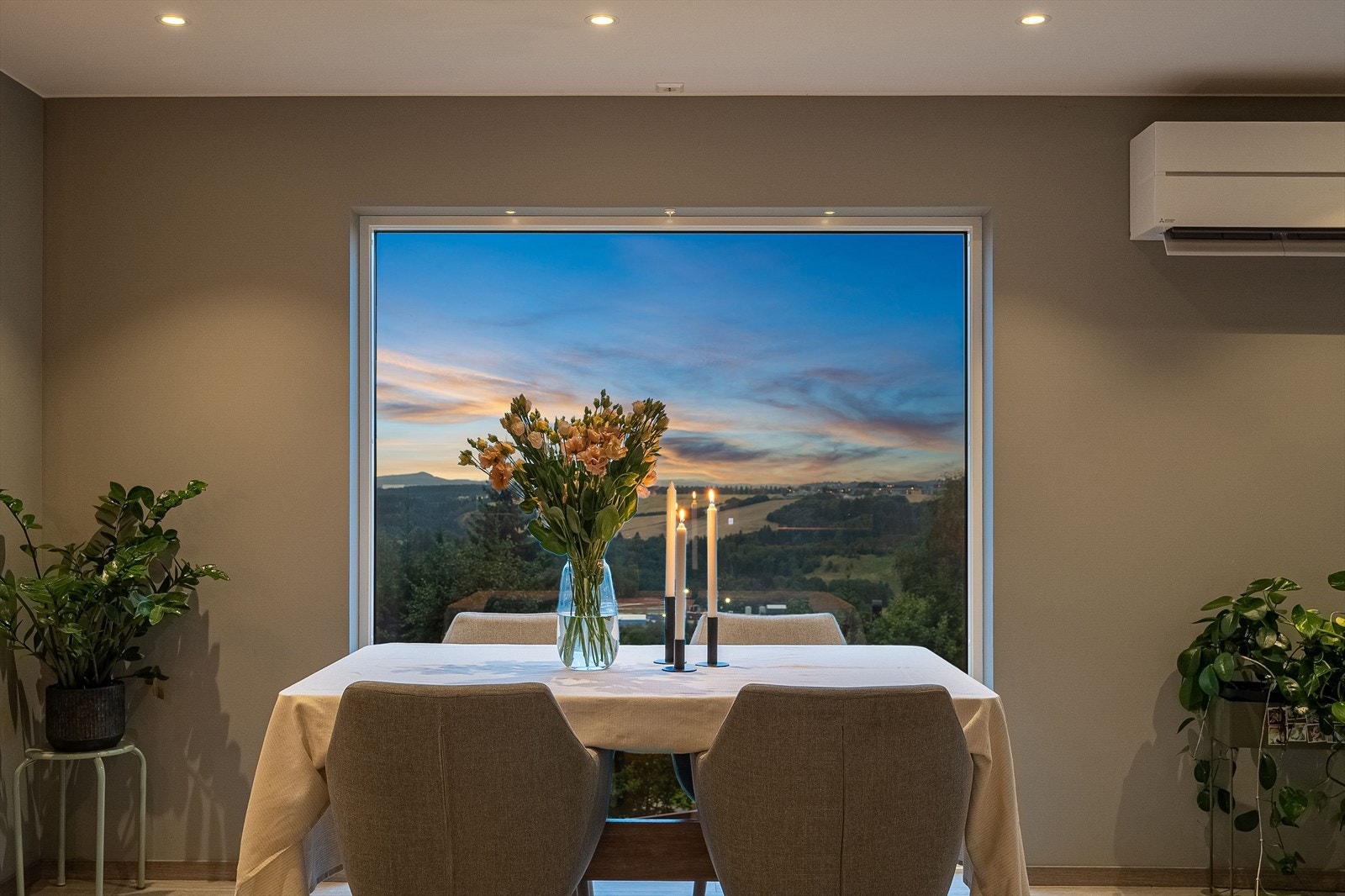 Beliggenheten på et høydedrag gir en fabelaktig utsikt fra flere av boligens vinduer. Galleribilde