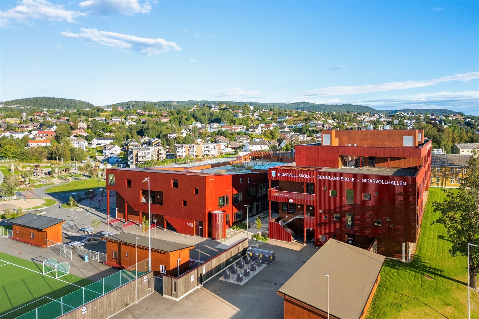 Sunnland ungdomsskole ligger ca. 10minutters kjøretur med bil. Galleribilde