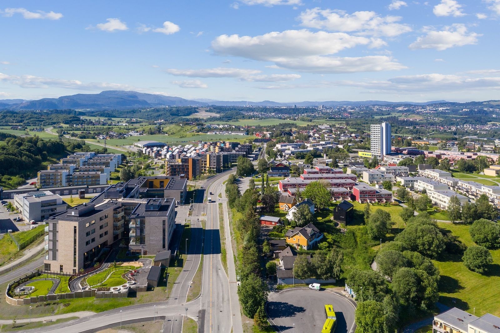 Innen relativt kort kjøretid har man flere servicefunksjoner å benytte segav. Blant annet har du Risvollan senter, Fossegrenda senter og Tillerbyen. Galleribilde