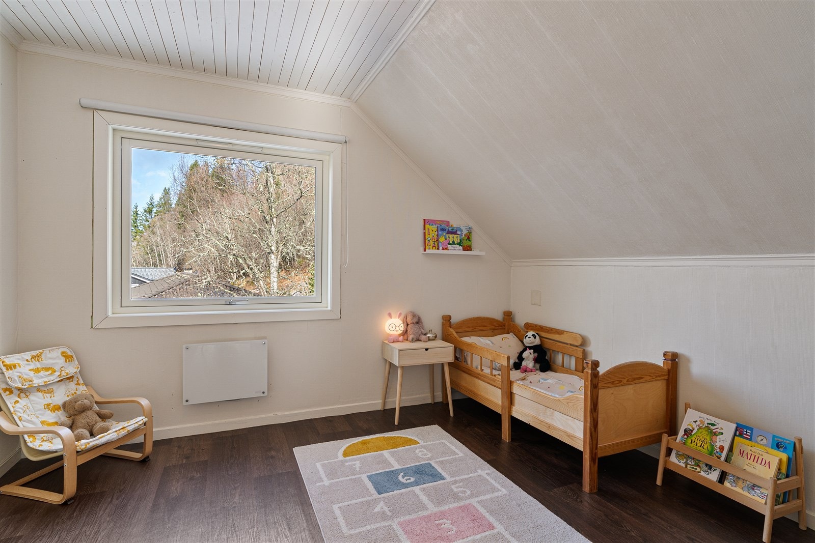 Soverom II måler drøyt 9 kvm. Integrert garderobeløsning også på dette rommet. Galleribilde