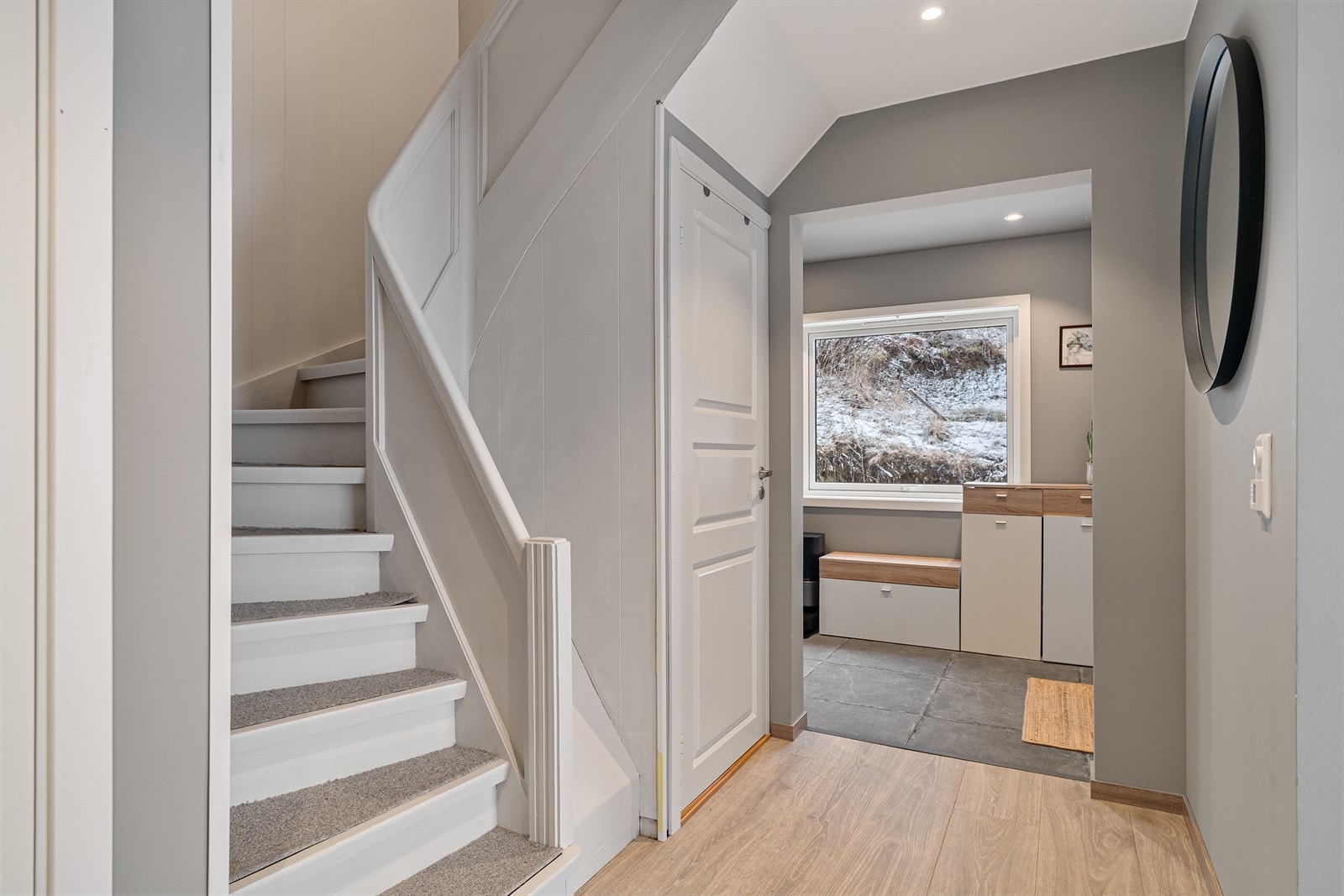 Gangen ble oppusset i 2021 og fremstår som stilren. Oppgraderingen omfattet også etterisolering, nytt vindu og ny ytterdør. Galleribilde