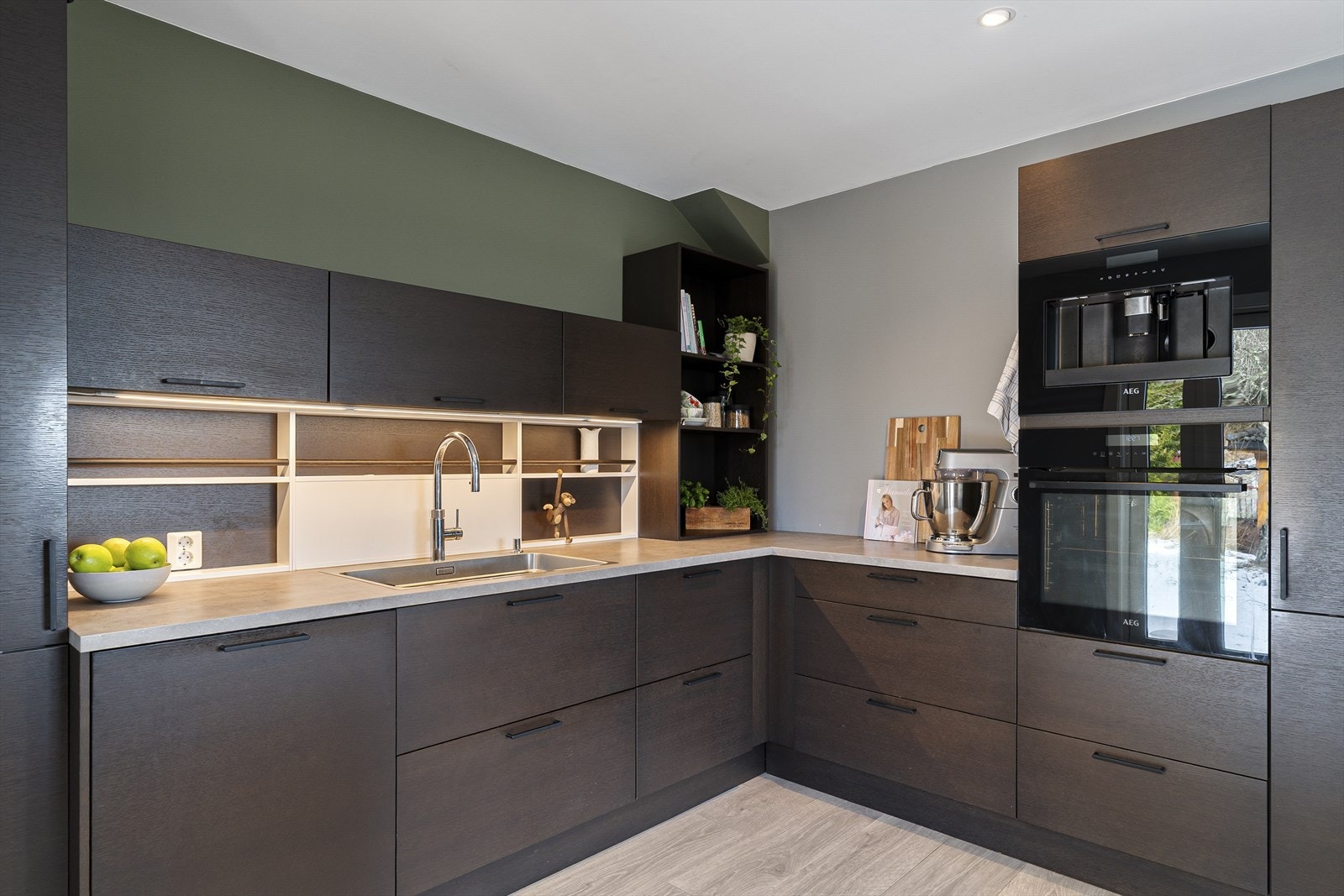 Her er det rikelig med skap- og benkeplass og alt av hvitevarer integrert og inkludert. Galleribilde