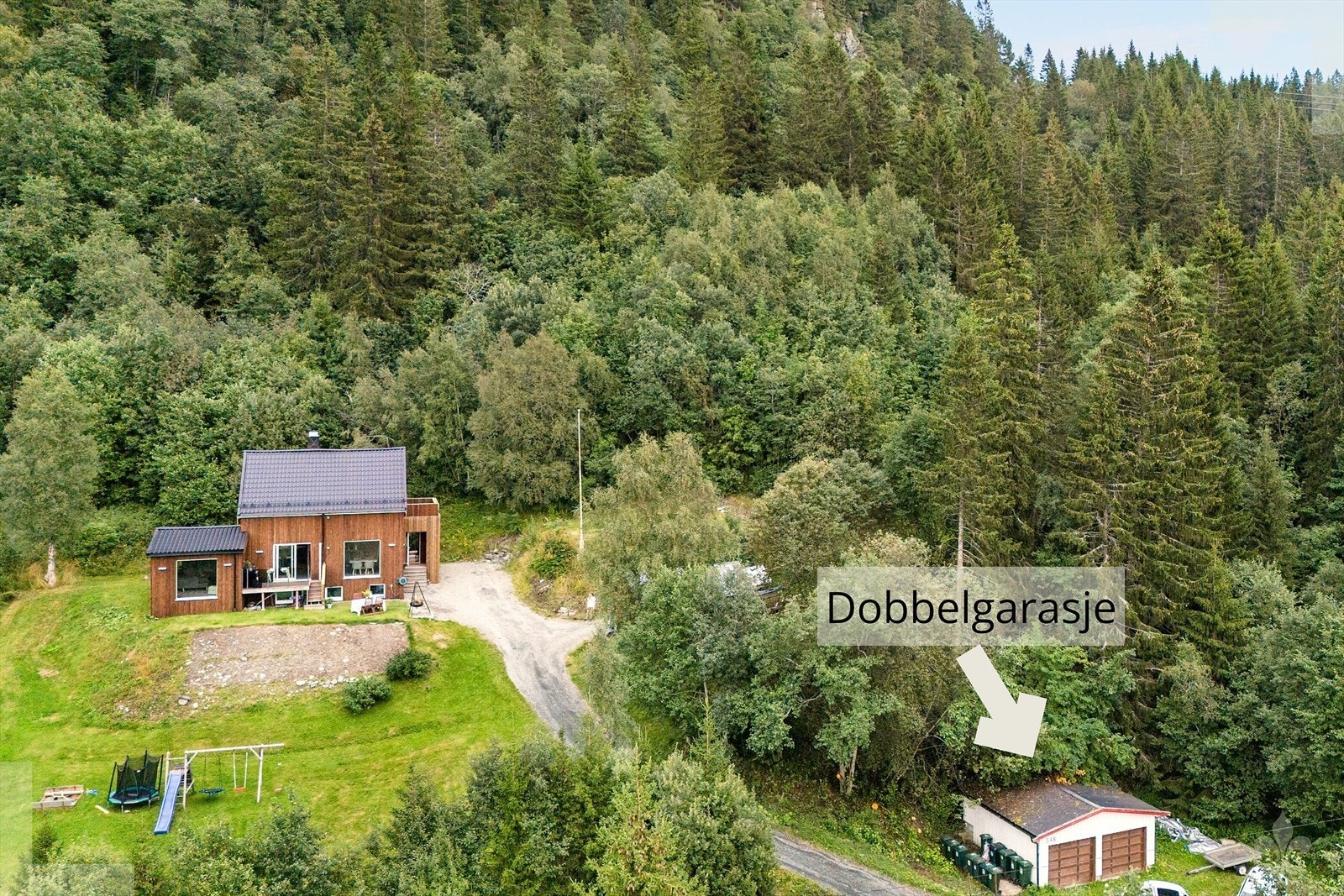 Parkering i dobbelgarasje eller ved inngangspartiet til boligen. Se nærmere om dobbelgarasjen i salgsoppgaven. Galleribilde