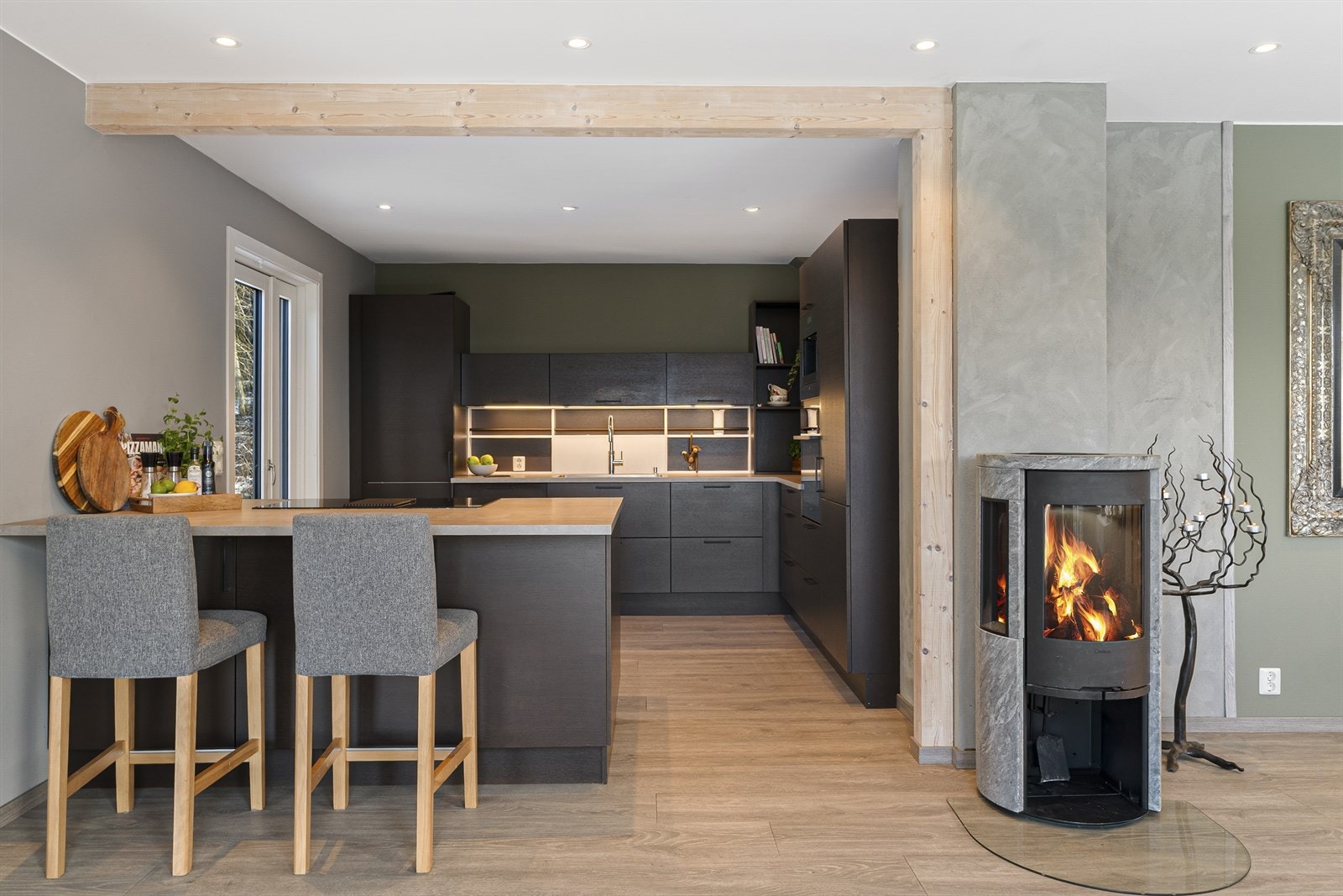 Funksjonalitet og estetikk - hånd i hånd: Kjøkkenet er fra 2020 og er levert av Røskaft. Galleribilde