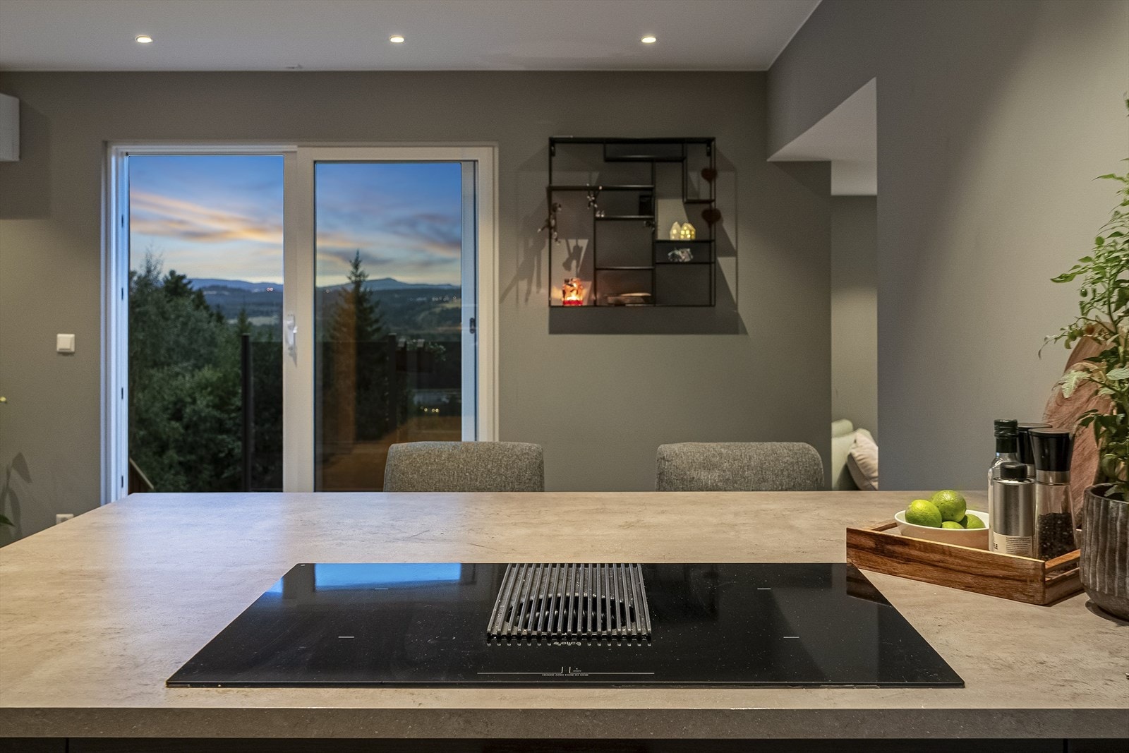 Boligen fremstår med jevnt over svært god standard tilpasset familien. Her får man bl.a. 4 soverom, 3 stuer, 2 bad, eget vaskerom, lekkert kjøkken mm. Galleribilde