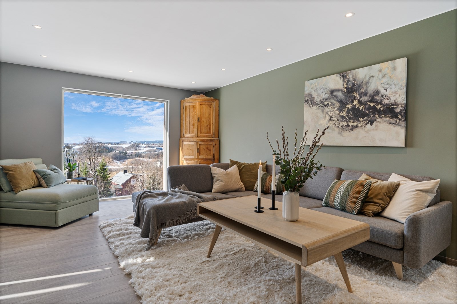 I innerste del finner vi TV-stua, som måler drøyt 20 kvm. Det leveres forøvrig Internett via fiber til boligen. Galleribilde