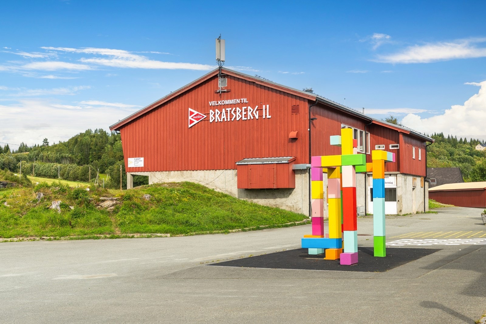 Bratsberg Idrettshus, "Huset" ligger like ved skolen. Bratsberg Idrettslag driver med bl.a. fotball, friidrett, håndball og ski. Galleribilde