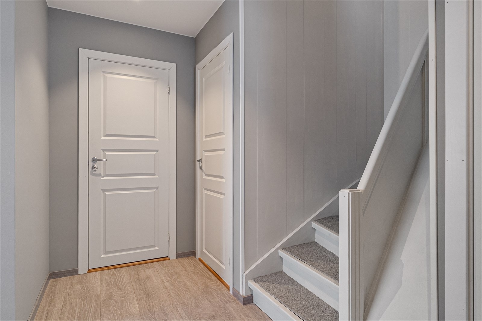 Badet er praktisk plassert innerst i gangen. Ved badet finner man svært praktisk bodrom. Vi tar turen opp! Galleribilde