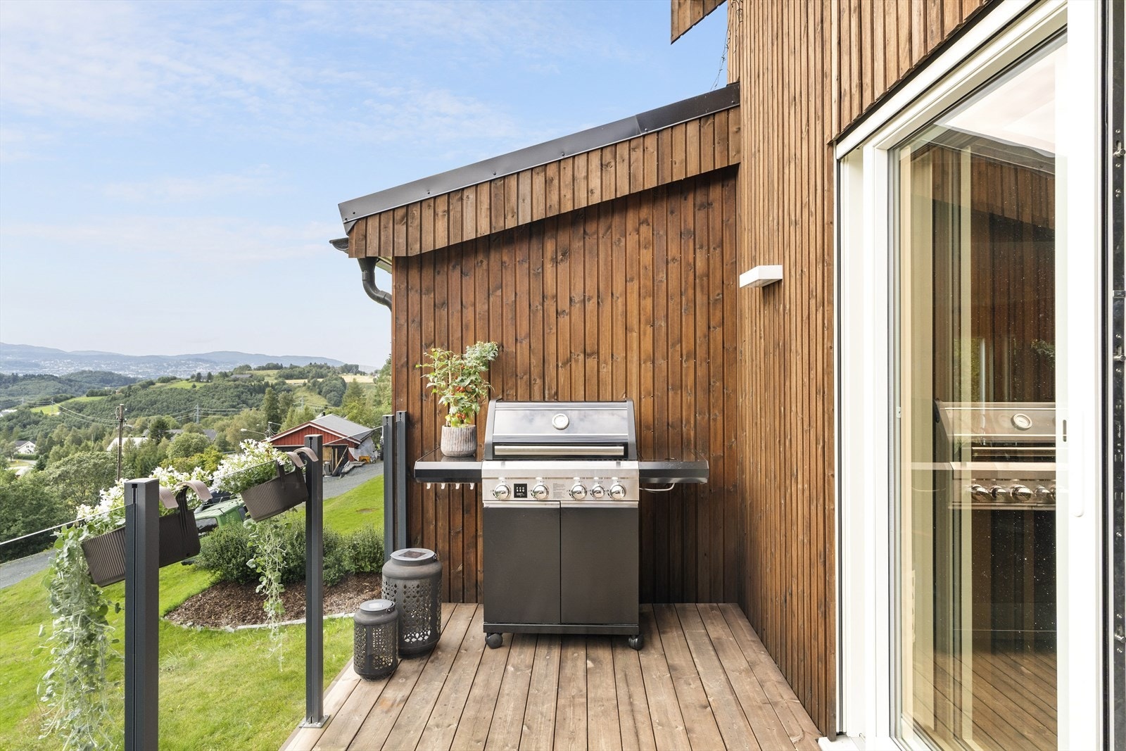 På sommerstid kan middagen tilberedes i sola på verandaen mot vest. Galleribilde