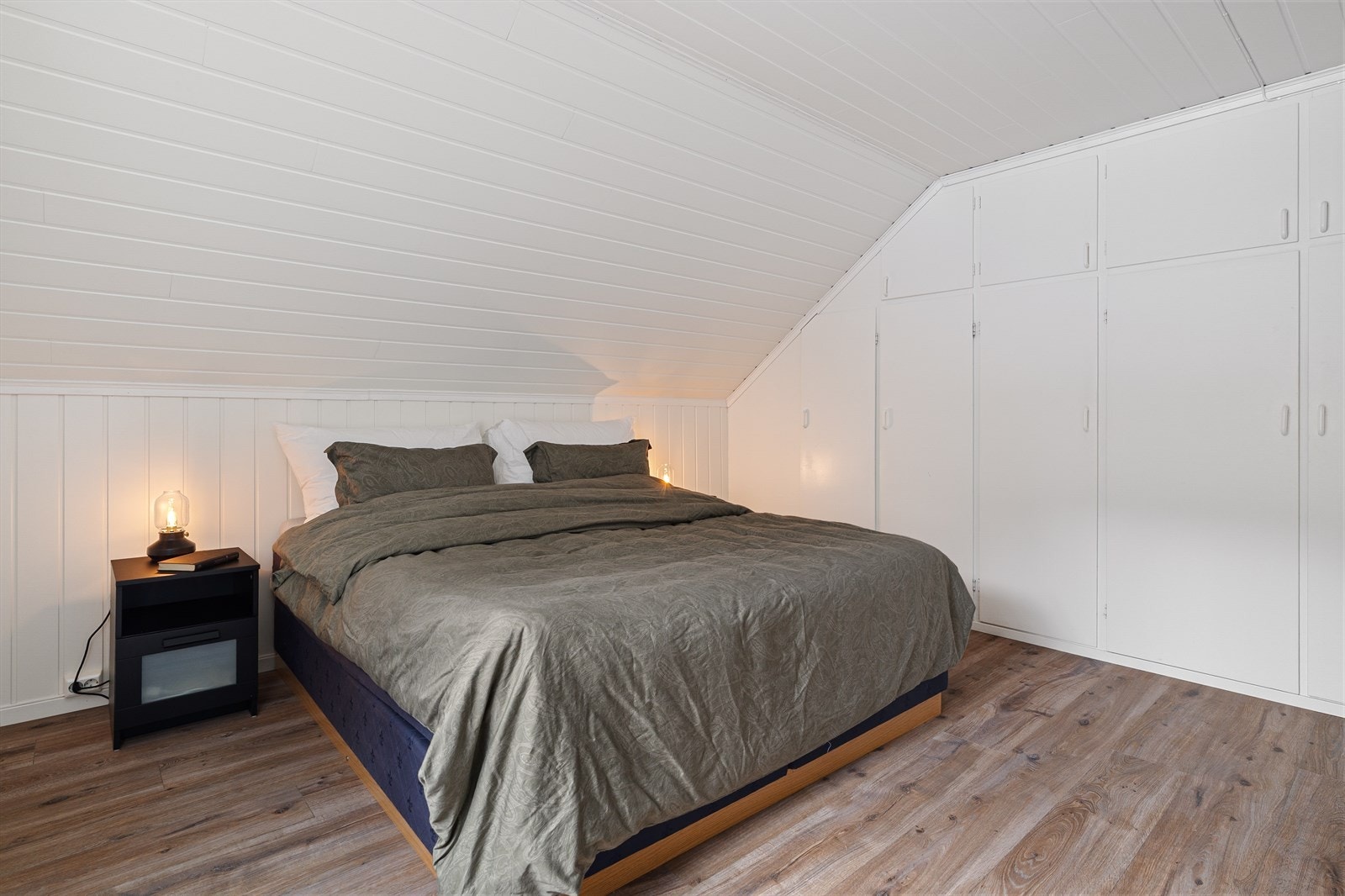 Rommet måler i følge takstmann 14,1 kvm. Integrert garderobeløsning på rommet. Galleribilde