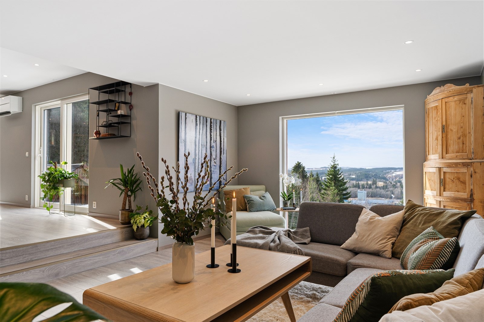 Høydeforskjellen mot spistestue og kjøkken gir en god avdeling mellom de ulike sonene , men likevel slik at det er god kontakt mellom dem. Galleribilde