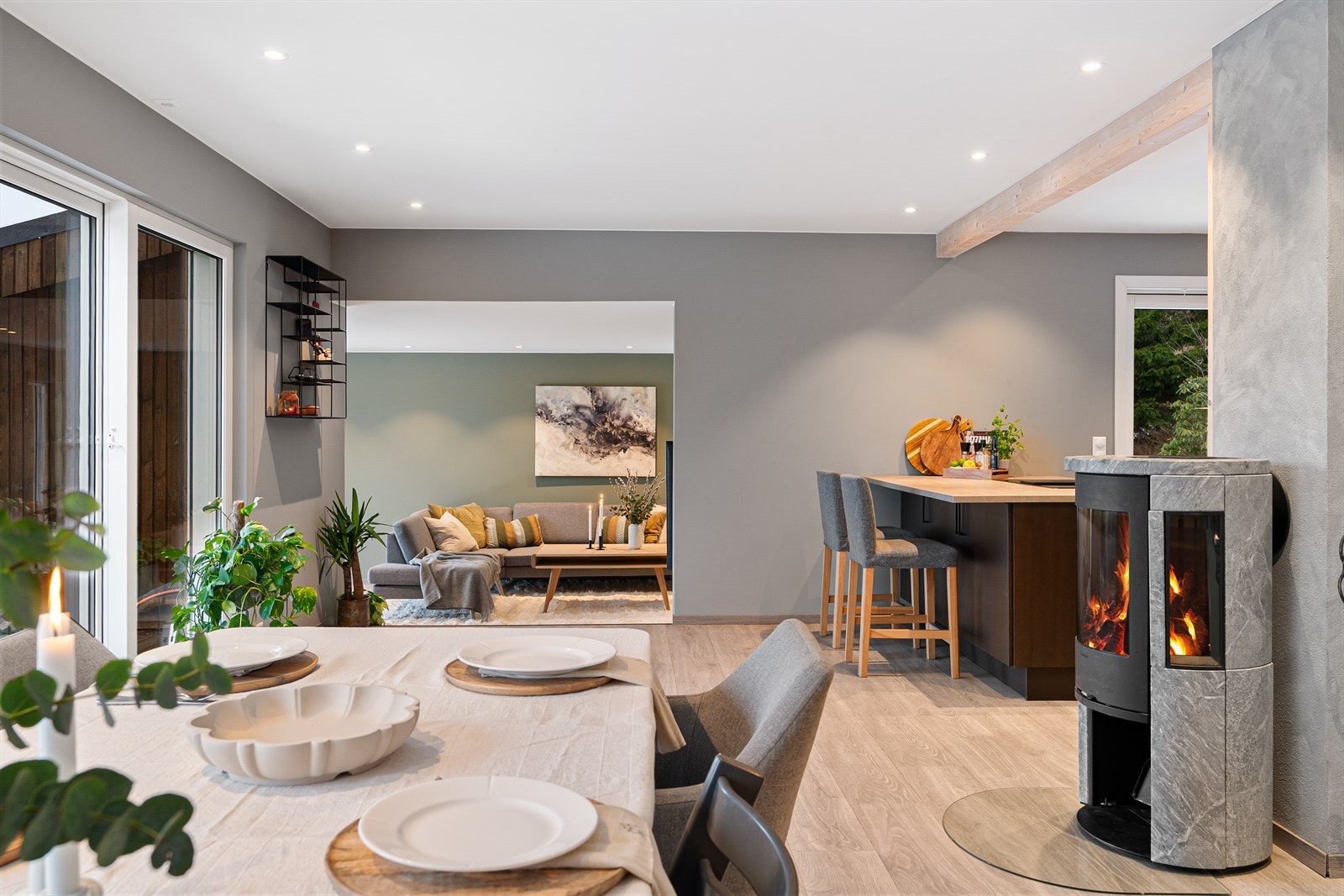 Med unntak av en bod, er det varme i gulvet i samtlige gulv i boligens 1. etasje. Galleribilde