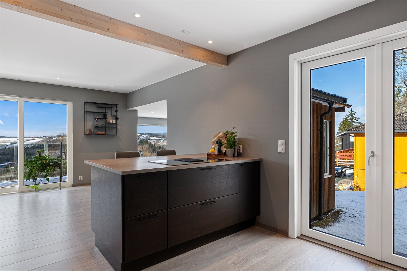 På kjøkkenøya finner vi induksjonstopp med nedtrekksvifte og skapplass både foran og bak. Verandadør med utgang til hagedel mot nord. Galleribilde