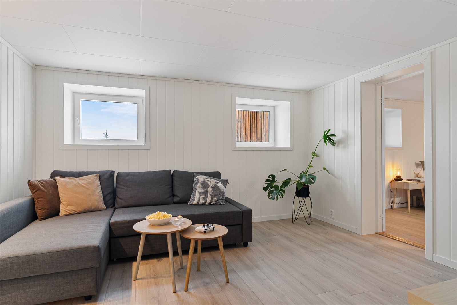 Kjelleretasjen ble vesentlig oppusset i 2025 med etablering av soverom, kjellerstue og vaskerom med nytt elanlegg, herunder varmekabler. Rommene er omsøkt, godkjent og det er gitt ferdigattest på arbeidet. Galleribilde