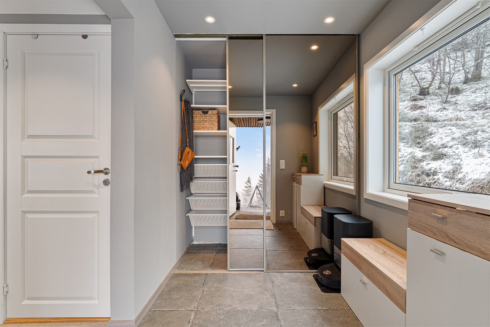 Velkommen inn! Yttergangen er innbydende og har en familierettet innredning med god garderobeløsning bak skyvedører i helspeil. Galleribilde