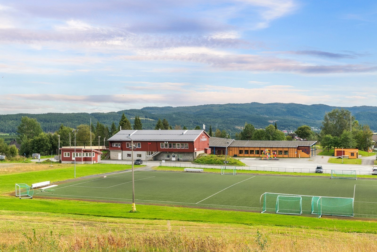 På kunstgressbanen kan små og store vordende fotballhelter samles. Galleribilde