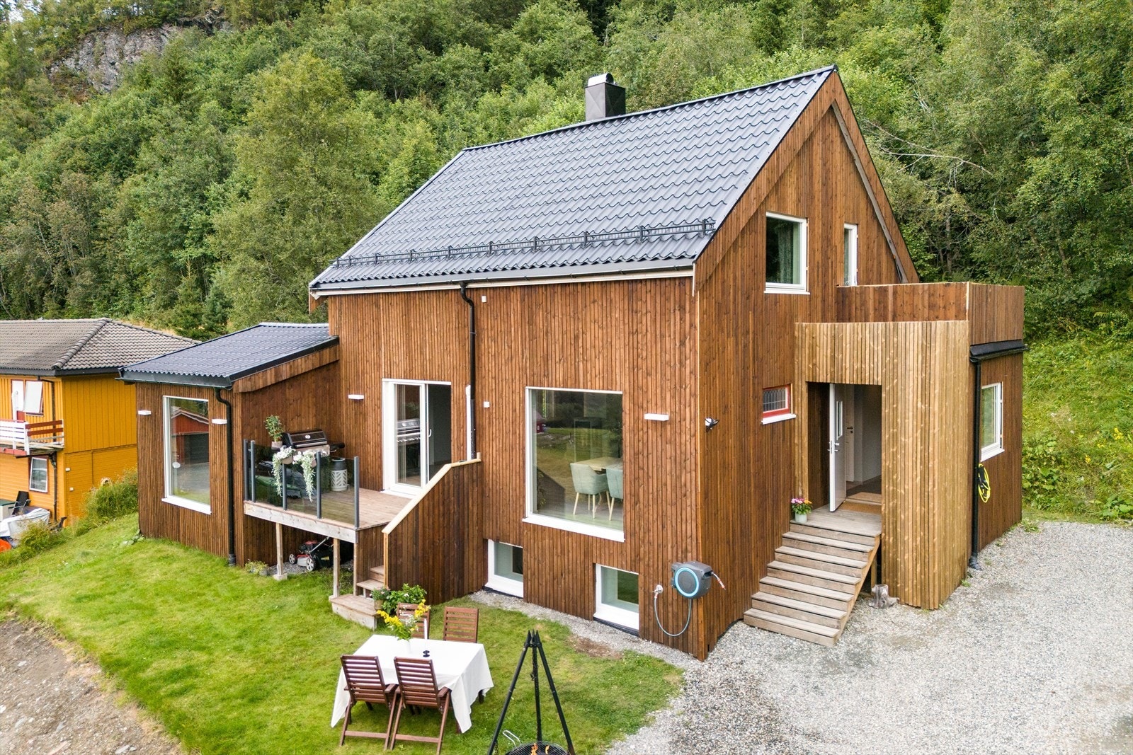 "...Mot slutten av sommeren er det solbær og rips på buskene i hagen. Det er også mye bringebær rundt huset, og i stien opp fra huset til marka. Blåbær er det også masse av..." Galleribilde