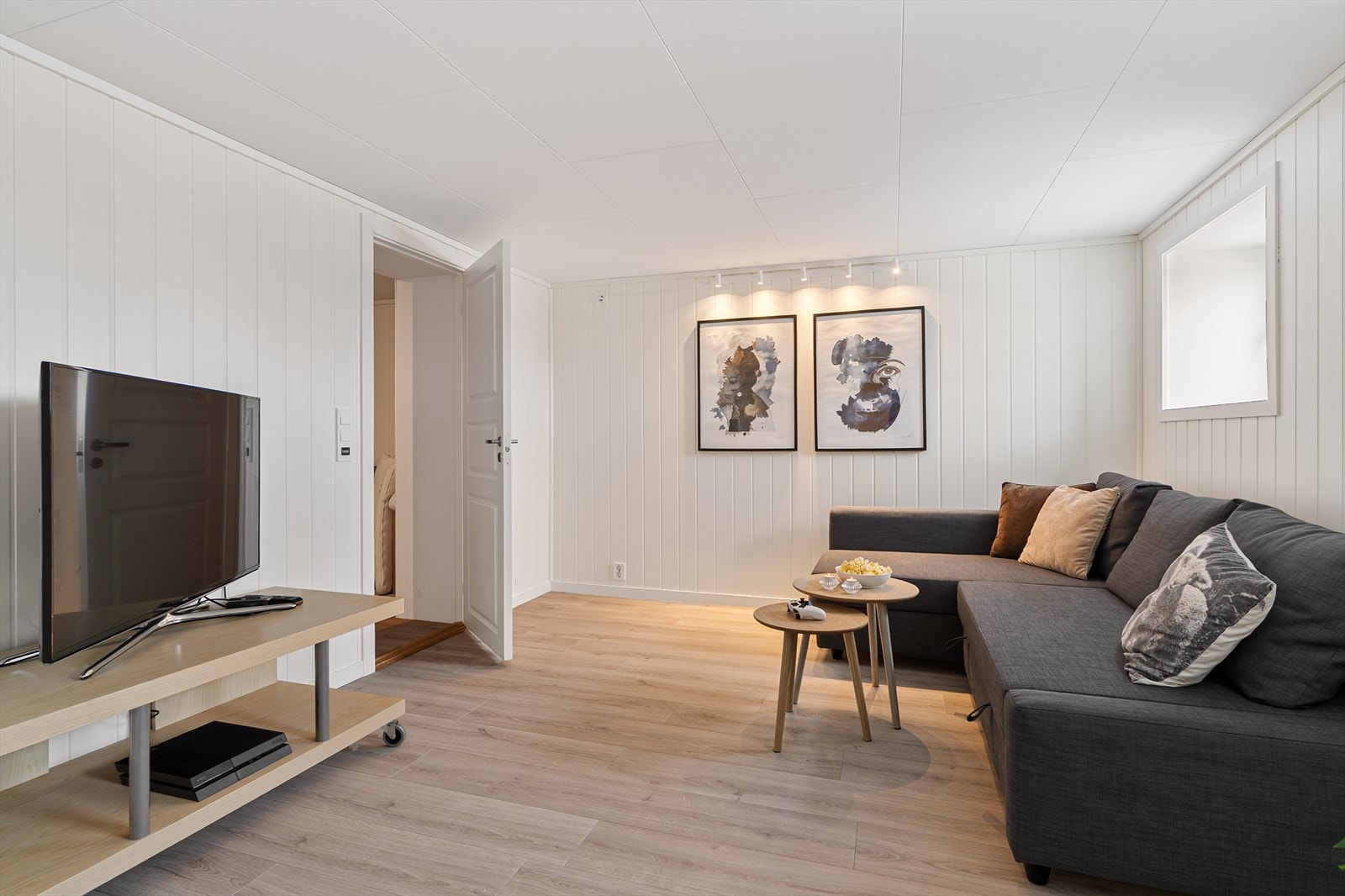 Kjellerstua måler drøyt 13 kvm og fungerer ypperlig som ungdomsavdeling, lekerom eller som gjesteavdeling når svigers er på besøk. Galleribilde