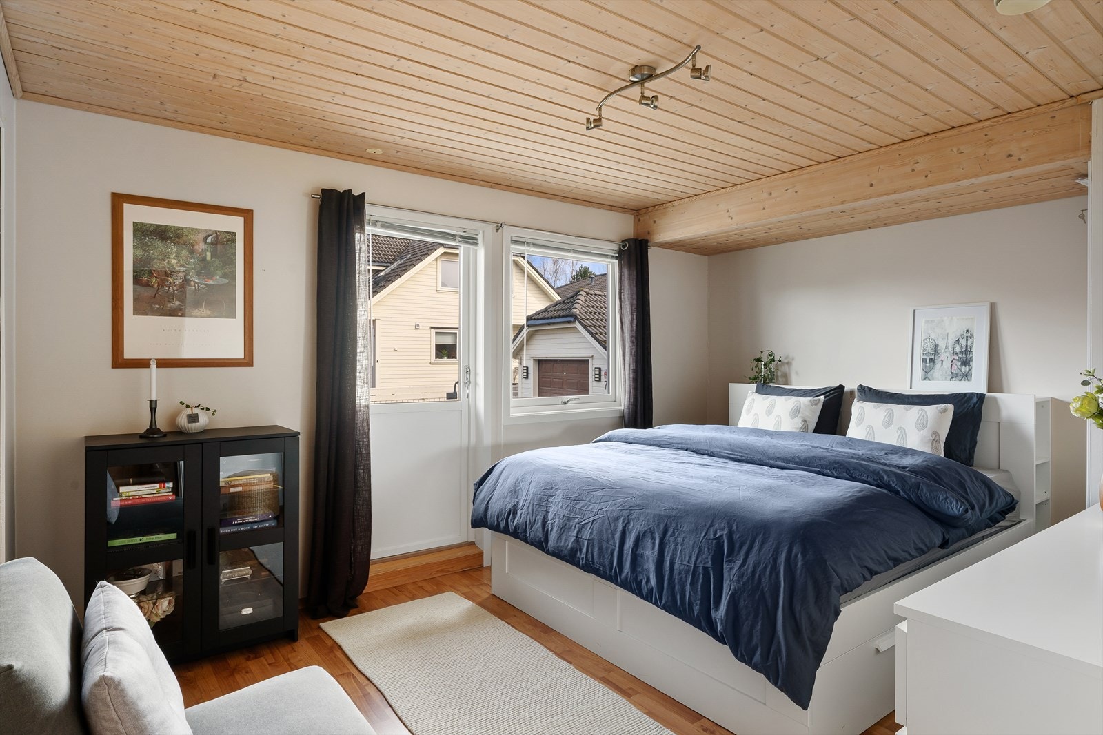 Romslig hovedsoverom med god garderobeplass Galleribilde