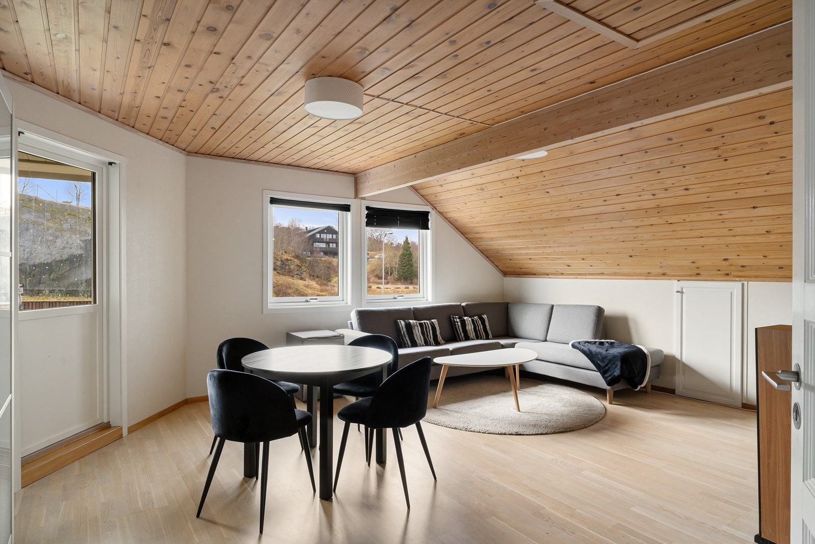 Romslig og luftig loftstue med god plass til både sofagruppe og lite spisebord. Romslig bod i knevegg Galleribilde