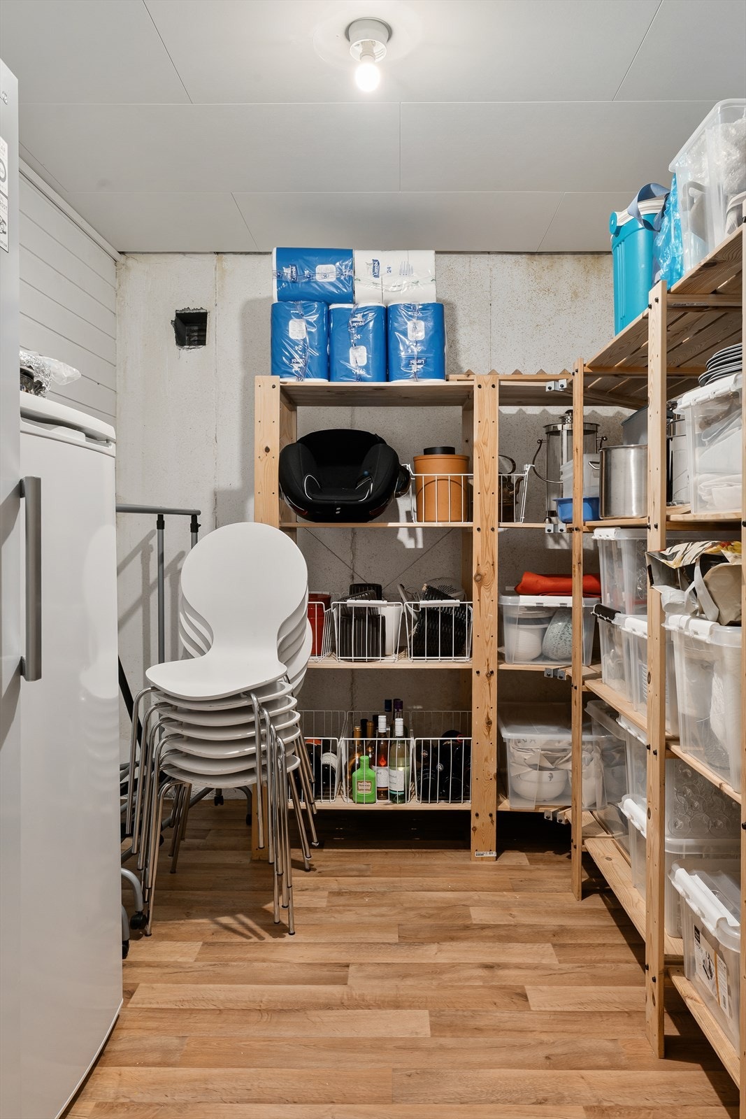 God lagringsplass for hoveddelen i kjelleren med 2 gode boder Galleribilde