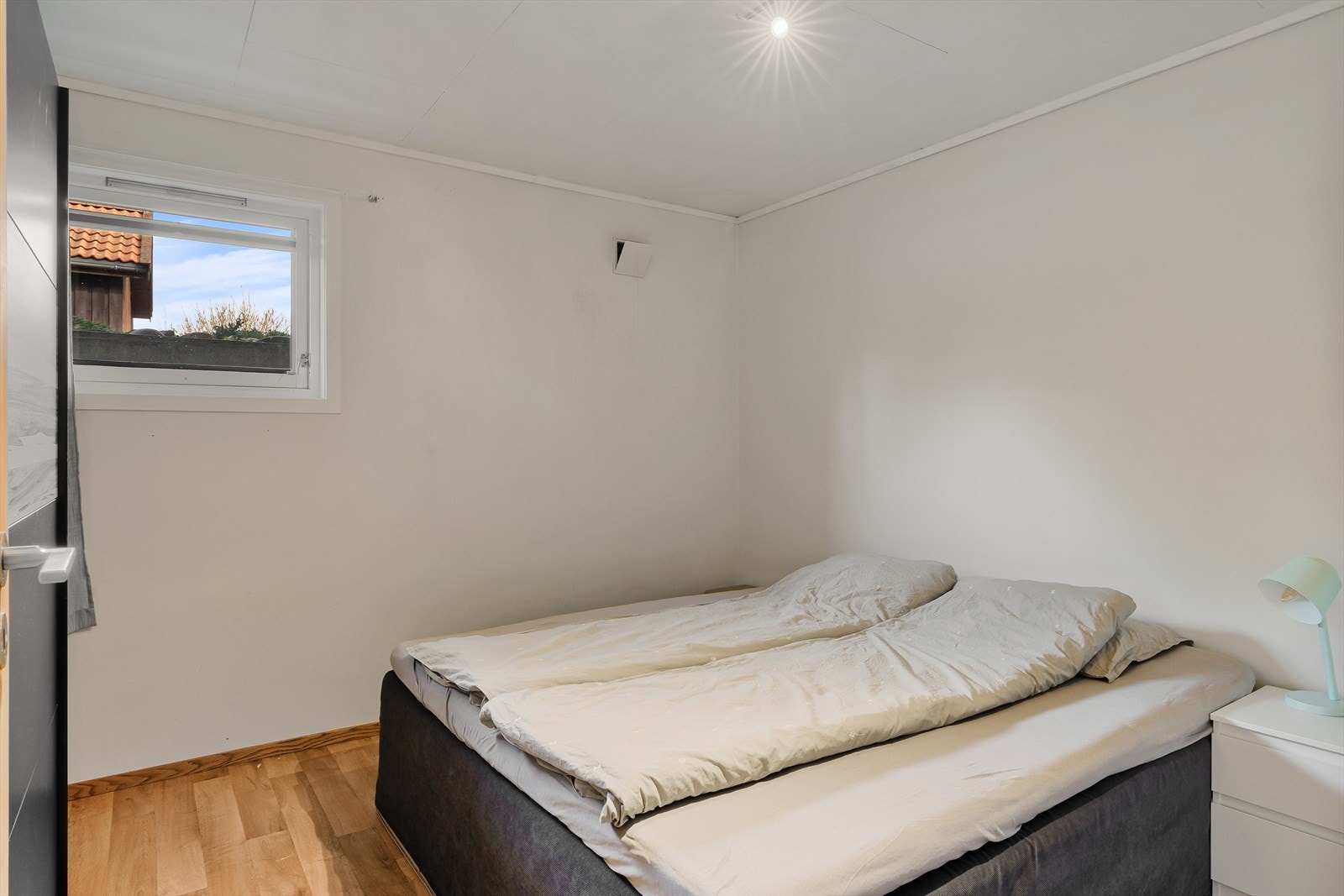 Romslig soverom med garderobeplass Galleribilde