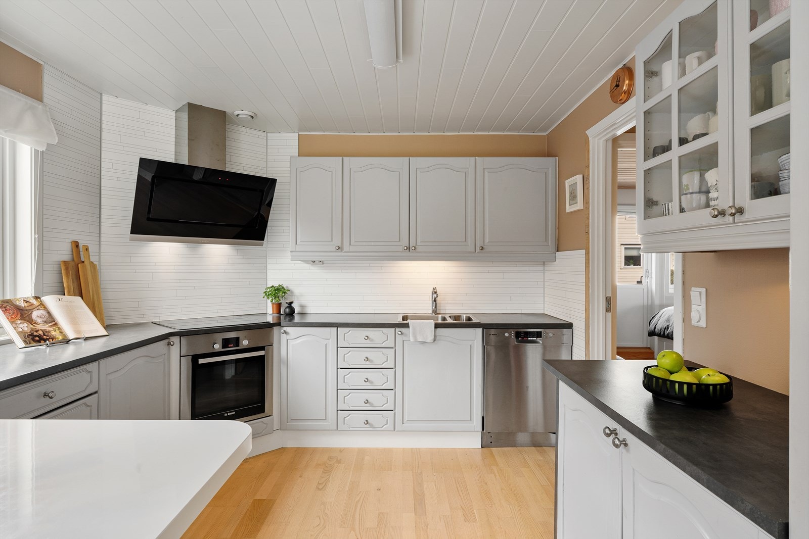 Klassisk kjøkken med meget god skap- og benkeplass Galleribilde