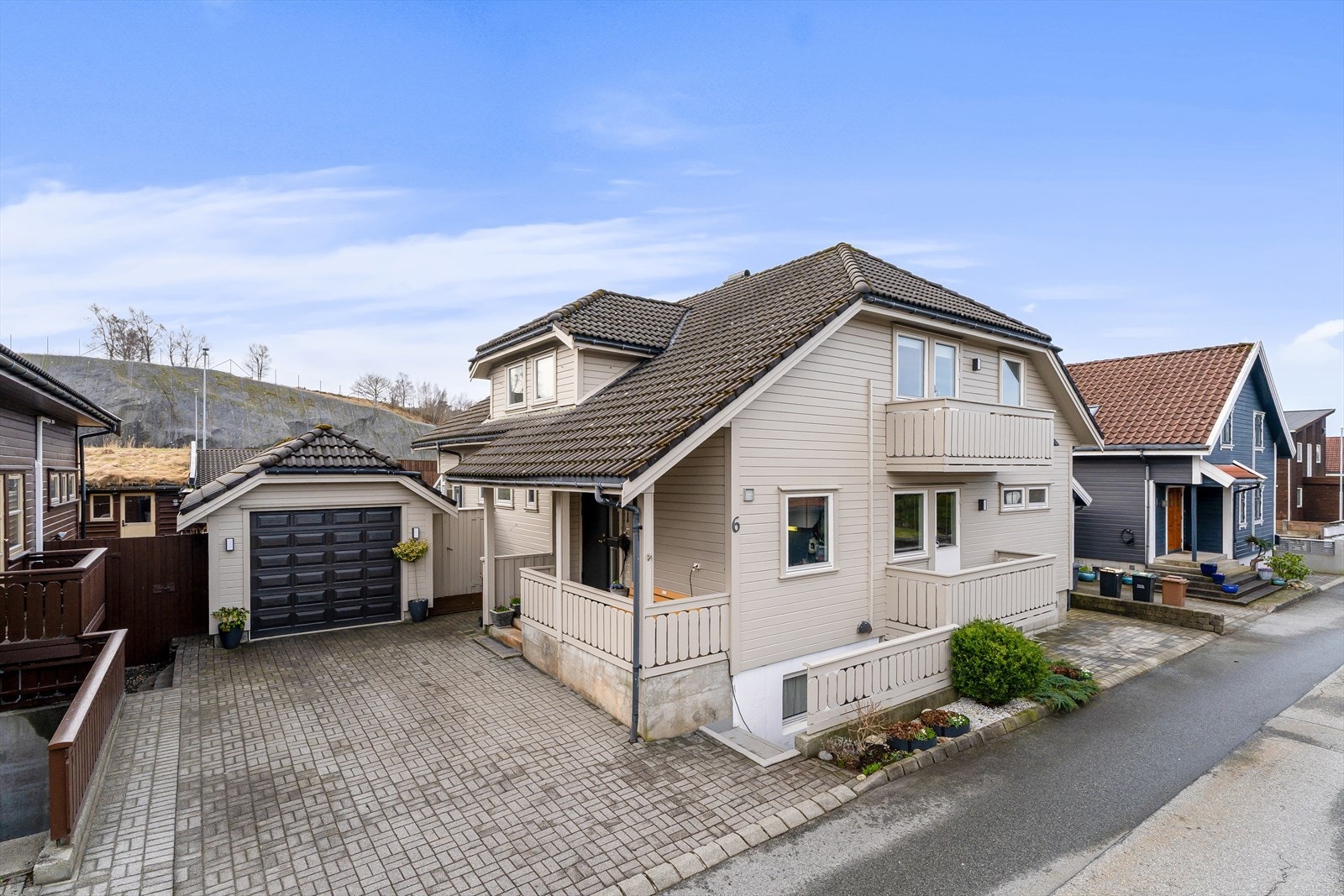 Parkering i garasje, samt god oppstillingsplass på egen grunn. Parkeringsplass også for leieboeren Galleribilde