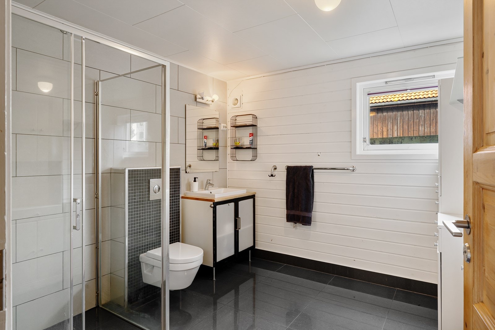 Flott kombinert bad og vaskerom, rehabilitert i 2015 med ny membran og nye fliser. Gulvvarme Galleribilde