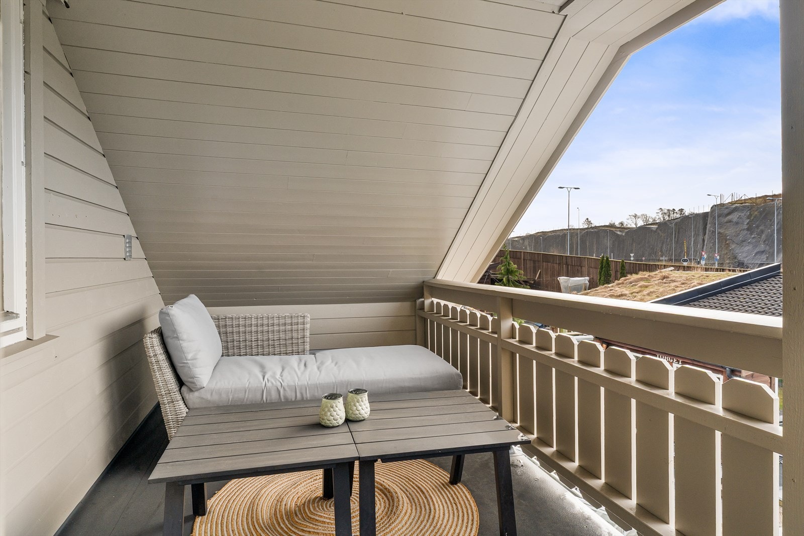 Utgang fra loftstuen til en kjekk solvendt balkong Galleribilde