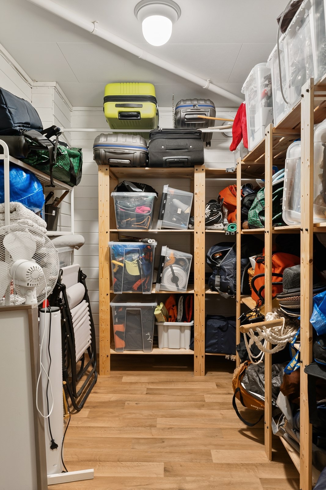 God lagringsplass for hoveddelen i kjelleren med 2 gode boder. Her er Sentralstøvsuger plassert, ny i 2021 Galleribilde