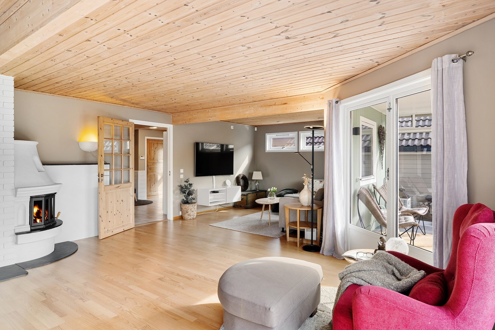 Parkett på gulv, lysmalte flater og gode vindusflater som gir rikelig med naturlig lys Galleribilde