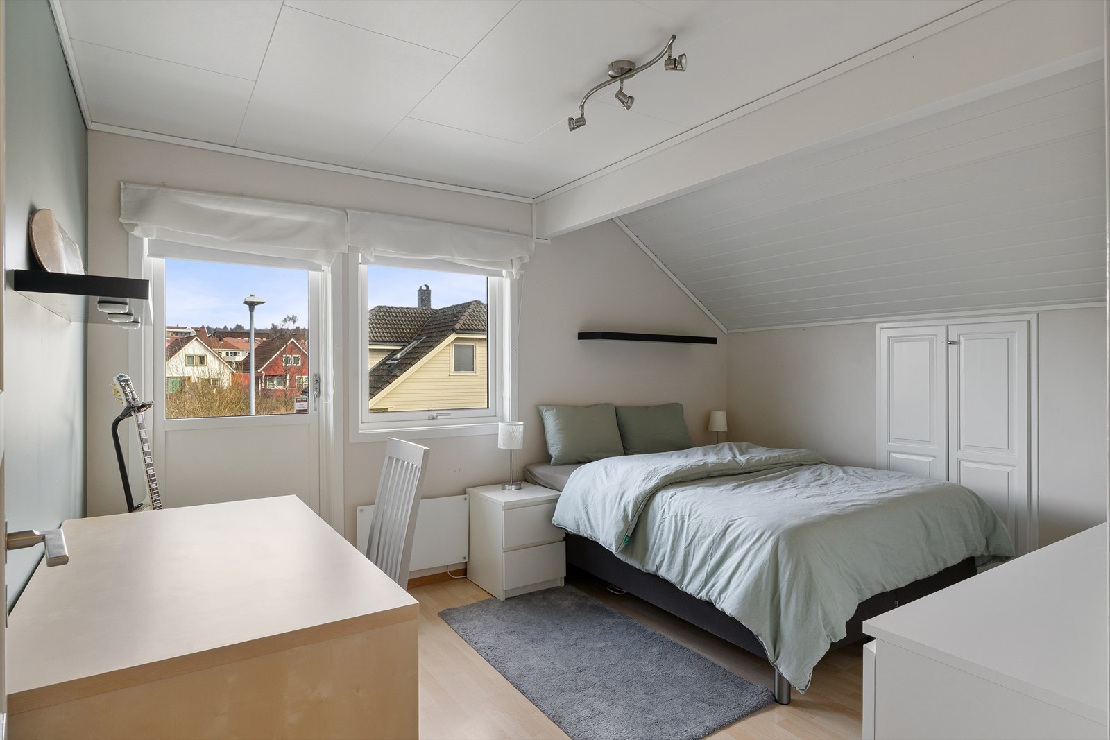 Soverom l med tilgang til romslig bod/kott og balkong Galleribilde