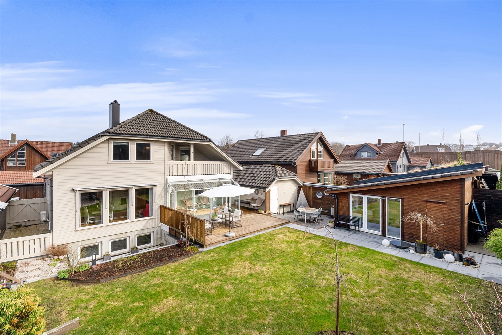 Pent opparbeidet tomt med en skjermet og usjenert hage og terrasse - her kan du nyte solen hele dagen! Galleribilde