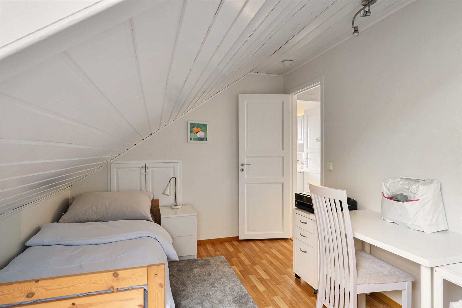 Soverom llll med adkomst til bod/kott hvor balansert ventilasjon er plassert, ny i 2021 Galleribilde