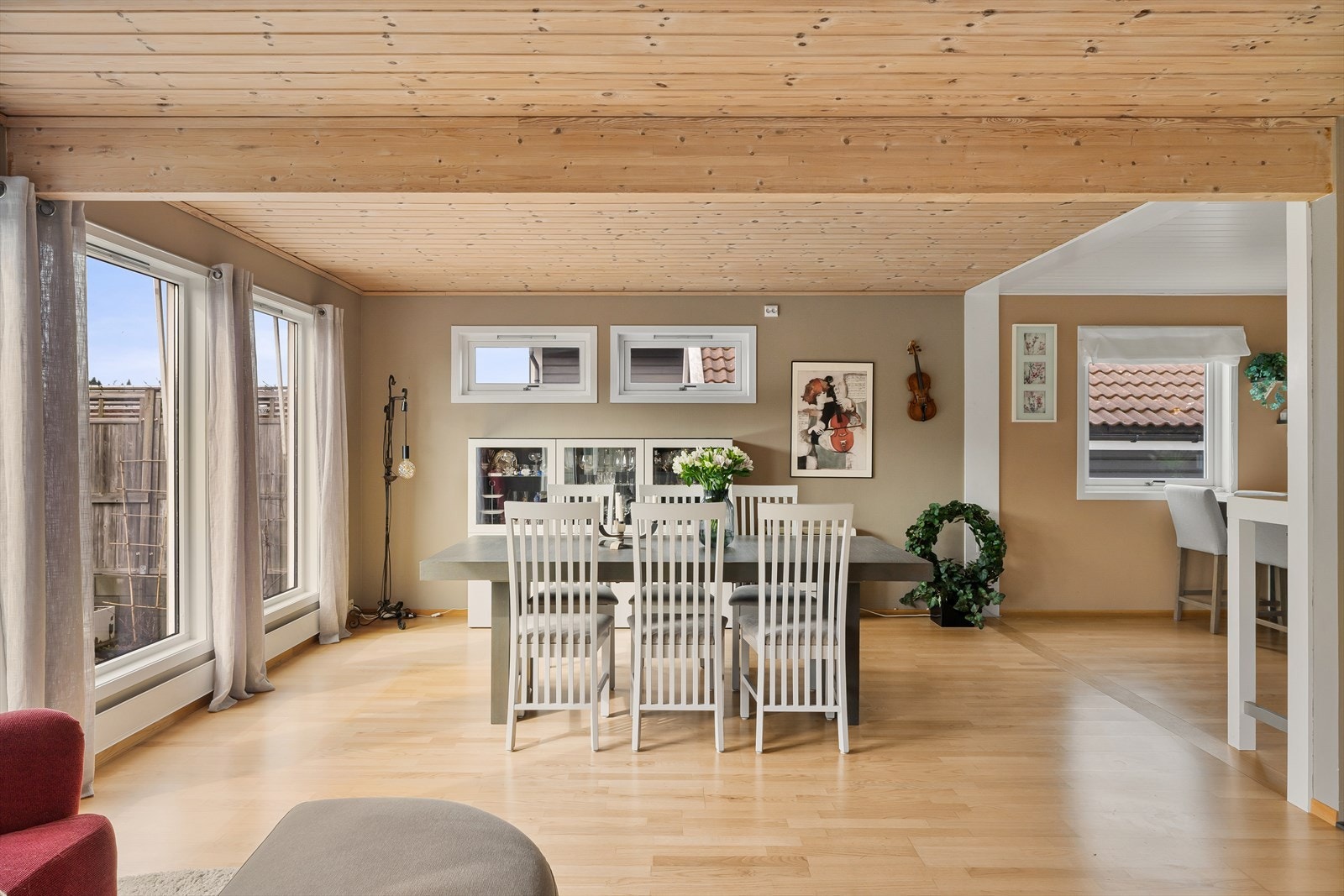 Spisestue med god plass til stort spisebord for hele familien Galleribilde