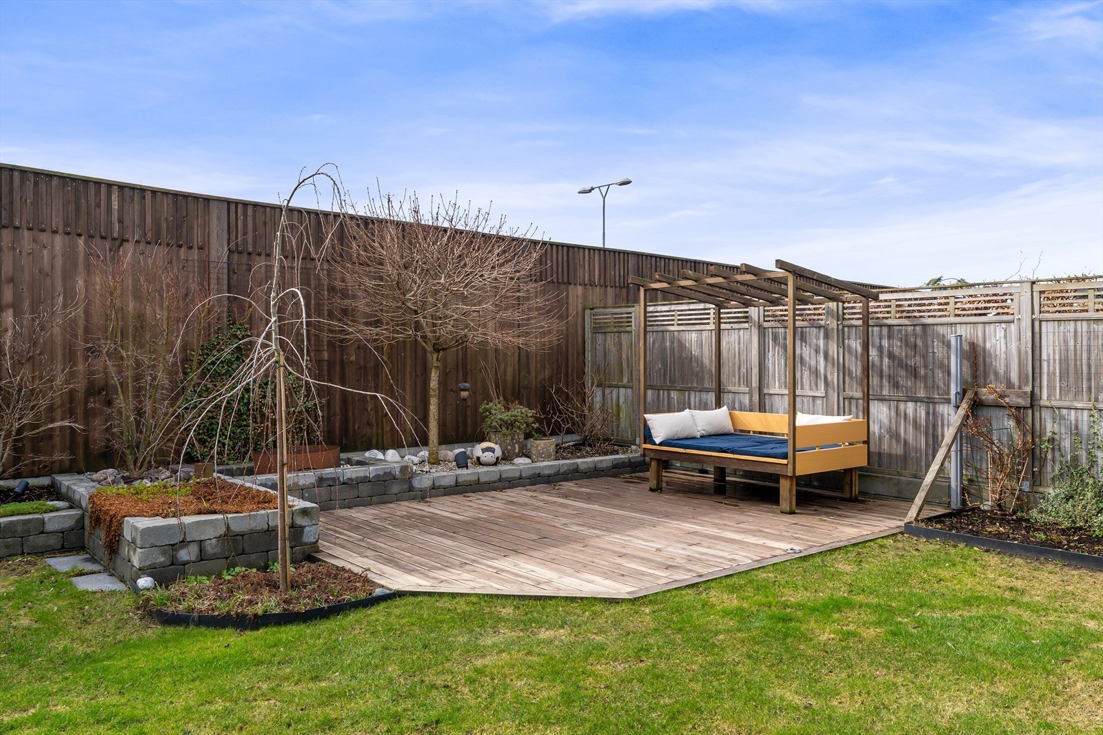 Uteplass i andre enden av hagen i Solkroken, her kan man nyte den aller tidligste morgensolen Galleribilde