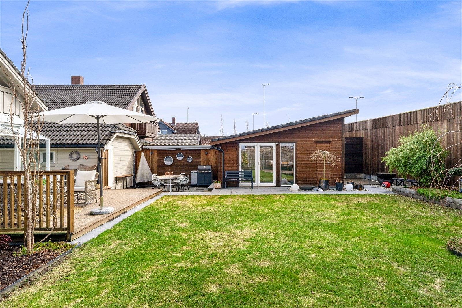 Sørvestvendt hage og terrasse med meget gode solforhold Galleribilde