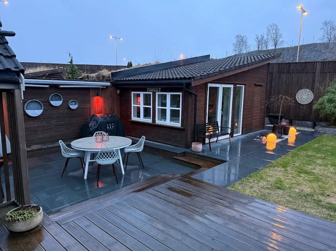 Hue belysning i hele hagen, samt utelys på huset Galleribilde