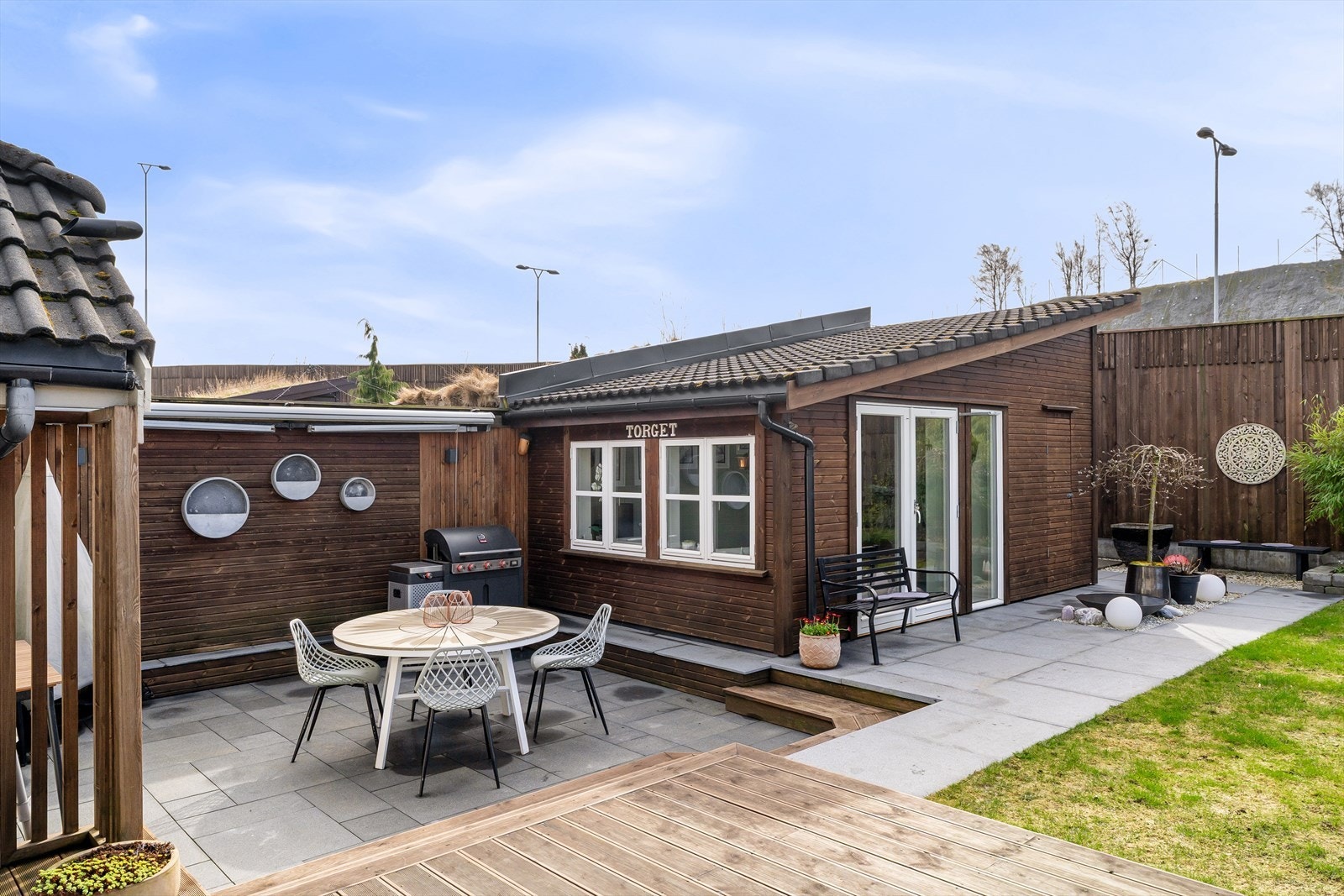 Kjekk uteplass i hagen, også kalt Torget. Slitesterke granittheller og hele front av hagestuen, ferdigstilt i 2020 Galleribilde